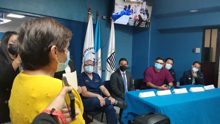 La paciente Carmen Cruz reclama a médicos del Hospital General San Juan de Dios por la falta de medicamentos para tratarse el cáncer que padece. El MP y la CGC mantienen investigaciones por presuntas anomalías administrativas. (Foto Prensa Libre: Roberto López)