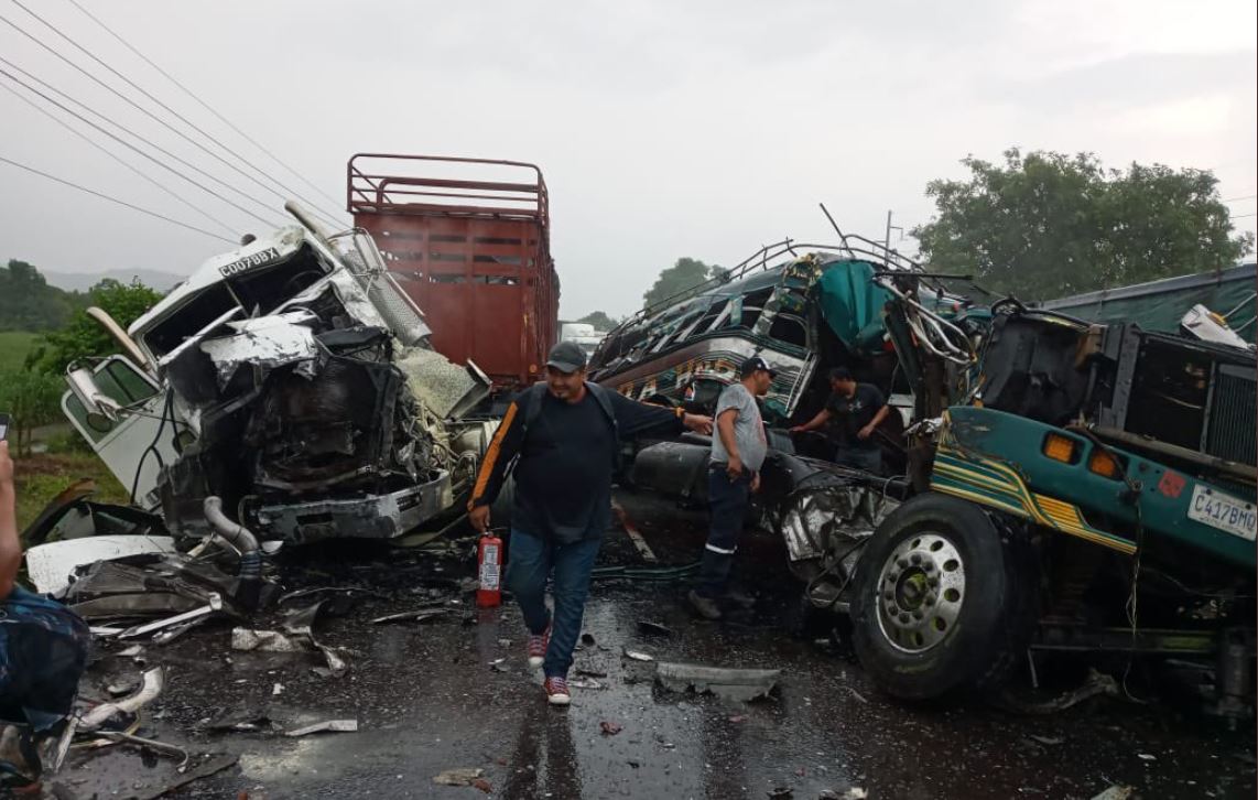 Tres vehículos se vieron involucrados en accidente. (Foto: Bomberos Municipales Departamentales)