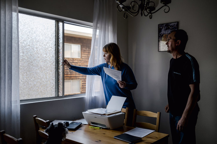 Iryna Merezhko y su marido, Vadym Merezhko, preparan un paquete de documentos para enviarlo a un gestor de casos a fin de que su sobrino sea liberado por las autoridades estadounidenses tras cruzar la frontera. (Foto Prensa Libre: Mark Abramson/The New York Times)