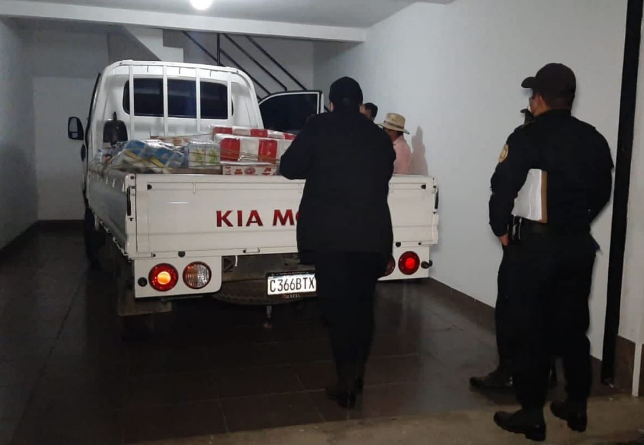 Camión robado en Amatitlán que fue localizado en un autohotel en Zaragoza, Chimaltenango. (Foto Prensa Libre: PNC)