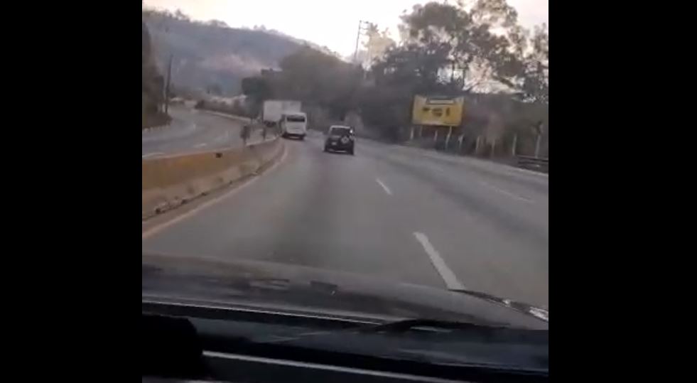 El pesado vehículo cruza entre carriles, poniendo en riesgo a los otros conductores. (Foto: captura de video/Provial)