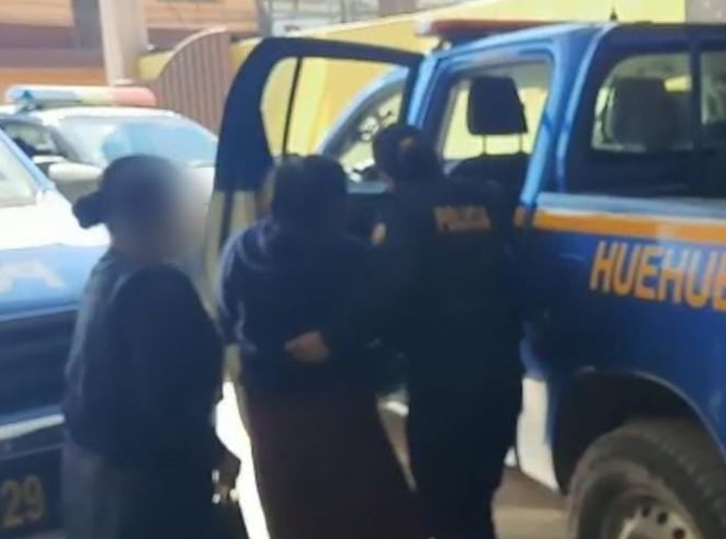 Dos mujeres se salvaron de ser linchadas en Soloma, Huehuetenango, luego de que una robó un niño de 4 años y se lo vendió a otra por Q500. (Foto Prensa Libre: PNC)