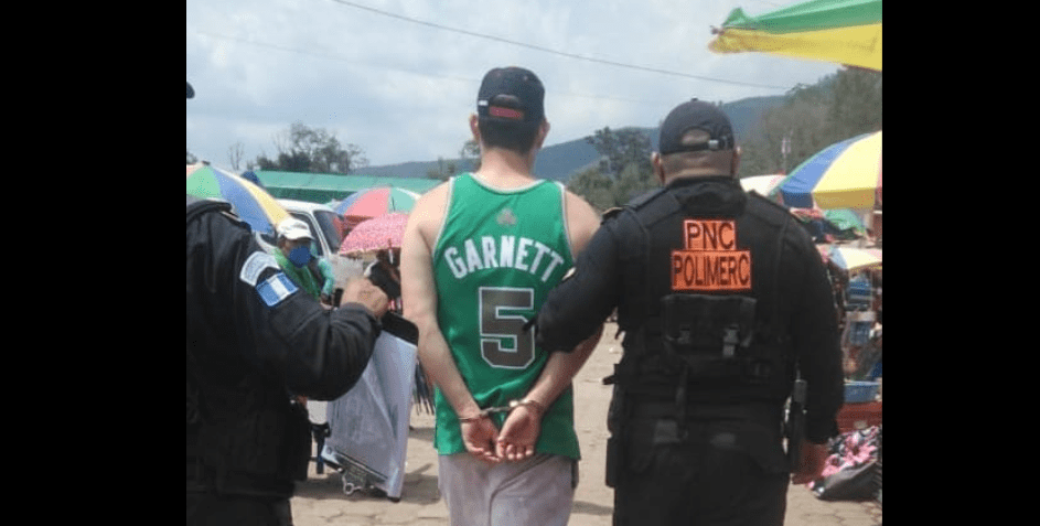 El sujeto fue detenido en el mercado de Antigua Guatemala. (Foto Prensa Libre: PNC)