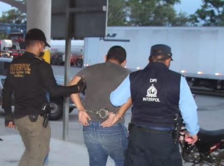 Walter Neftaly Trujillo Fajardo, de 32 años, quien fue capturado por agentes de la PNC de Interpol en el kilómetro 306, oficina de Migración, frontera de Corinto, Honduras, sindicado de pertenecer a la banda Renacer 502. (Foto Prensa Libre: PNC)
