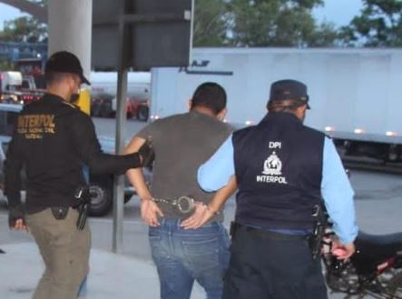 Walter Neftaly Trujillo Fajardo, de 32 años, quien fue capturado por agentes de la PNC de Interpol en el kilómetro 306, oficina de Migración, frontera de Corinto, Honduras, sindicado de pertenecer a la banda Renacer 502. (Foto Prensa Libre: PNC)