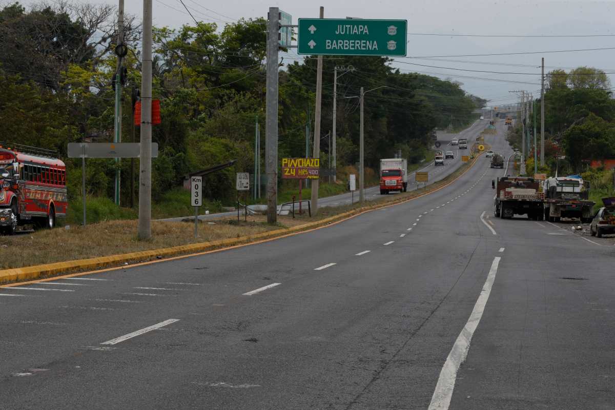 La carretera a El Salvador, en el tramo del desvío a Santa Elena Barillas hasta el desvío a Pueblo Nuevo Viñas se encuentra en buenas condiciones, sin embargo, el CIV asigna Q105 millones para hacerle recapeos menores. (Foto Prensa Libre: Esbin García)
