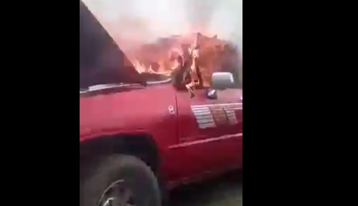 Hay al menos dos vehículos quemados en el lugar. (Foto: cortesía)