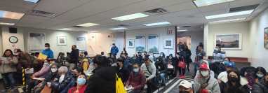 Alta afluencia de guatemaltecos en el consulado instalado en Nueva York. (Foto Prensa Libre: @ConsGuateNY)