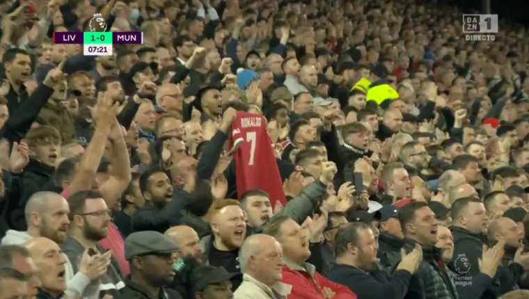 Los aficionados del Liverpool en Anfield mostraron su apoyo a Cristiano Ronaldo. (Foto Prensa Libre: Captura video)