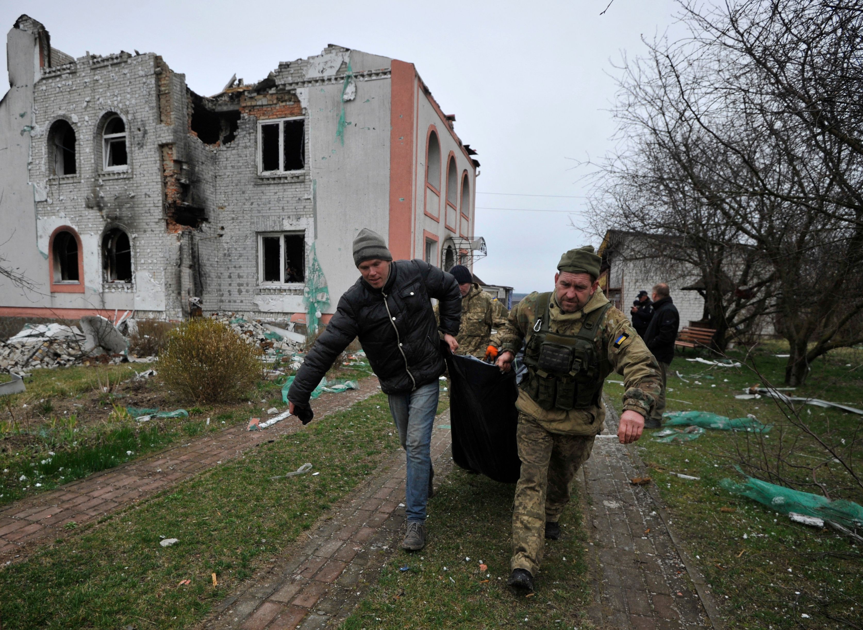 Hallan a seis personas muertas por disparos de bala en sótano en suburbio de Kiev