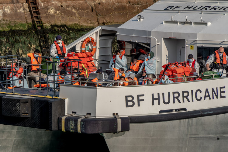Un barco de la Fuerza Fronteriza Británica traslada refugiados encontrados en el canal de la Mancha a Dover, Inglaterra, el 16 de septiembre de 2021. (Foto Prensa Libre: Andrew Testa/The New York Times)