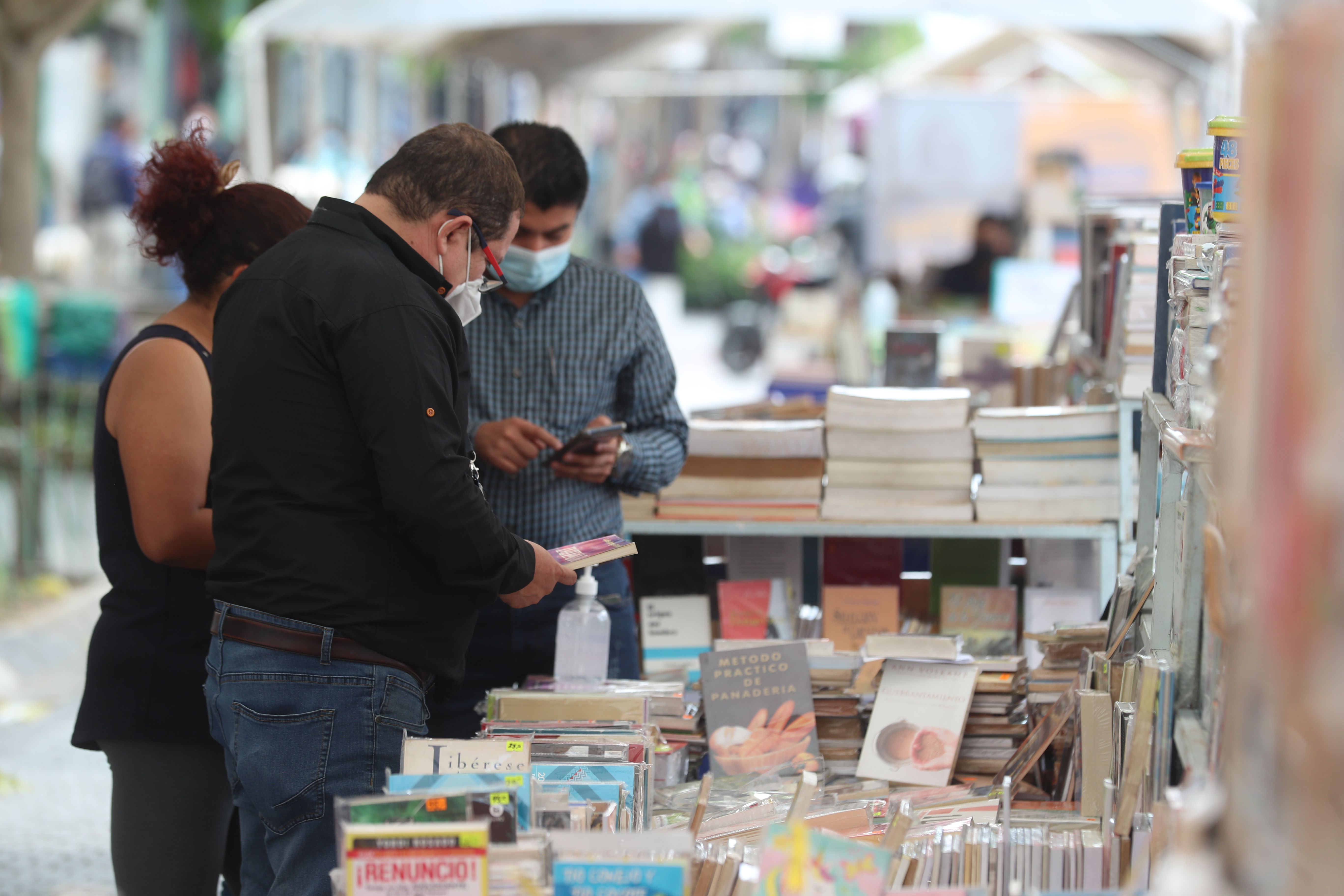 Una dinámica Feria del Libro está en la 8a. Avenida de la zona 1 y estará hasta mayo.  (Foto Prensa Libre: Juan Diego González)