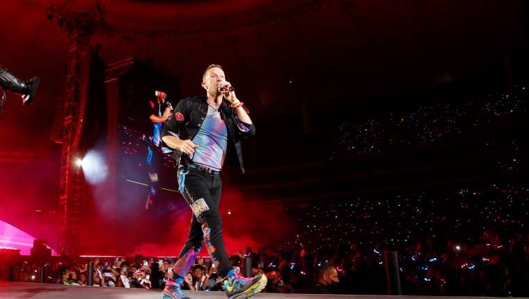 La banda británica de rock-pop Coldplay ofrece durante un concierto en México