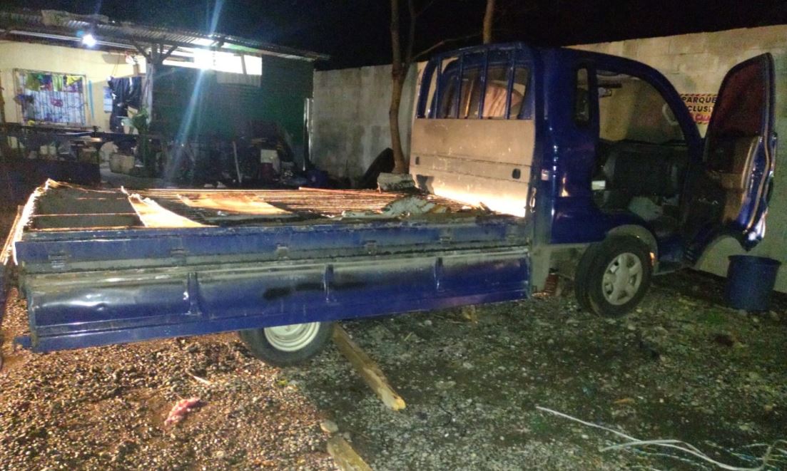 Camión que tenía ocultos 30 paquetes de cocaína. El vehículo había sido abandonado en un parqueo público en Coatepeque, Quetzaltenango. (Foto Prensa Libre: MP)