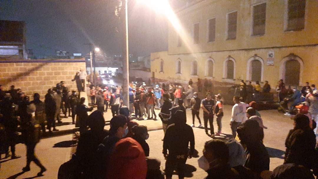 Aficionados enardecidos del equipo Xelajú MC hicieron disturbios en las afueras del estadio Mario Camposeco.