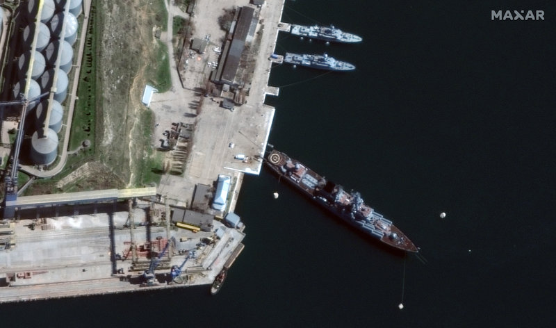 Una imagen satelital difundida por Maxar Technologies mostraba al buque de guerra Moskva atracado en un puerto en Sebastopol, Crimea, a principios de este mes. (Foto: Maxar Technologies/The New York Times)