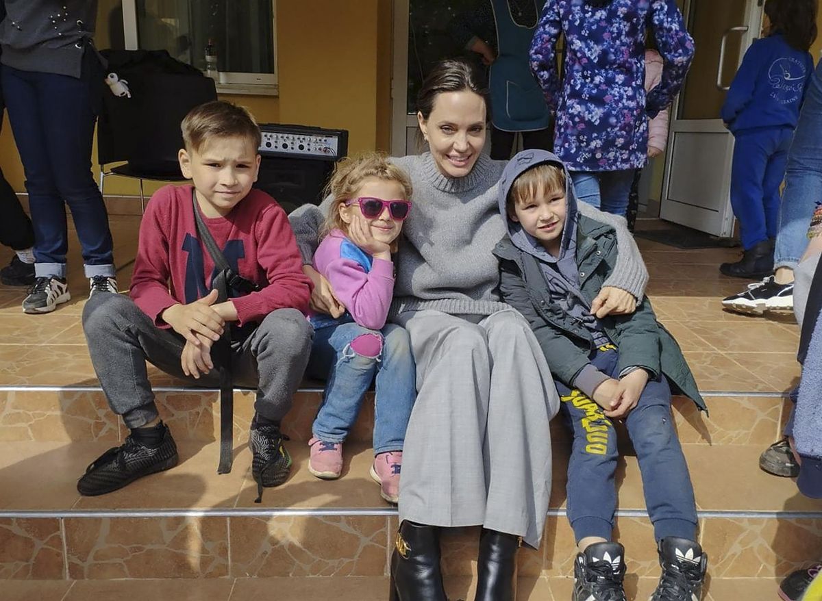 La actriz Angelina Jolie, acompañada de niños ucranianos en Lviv. EFE /

