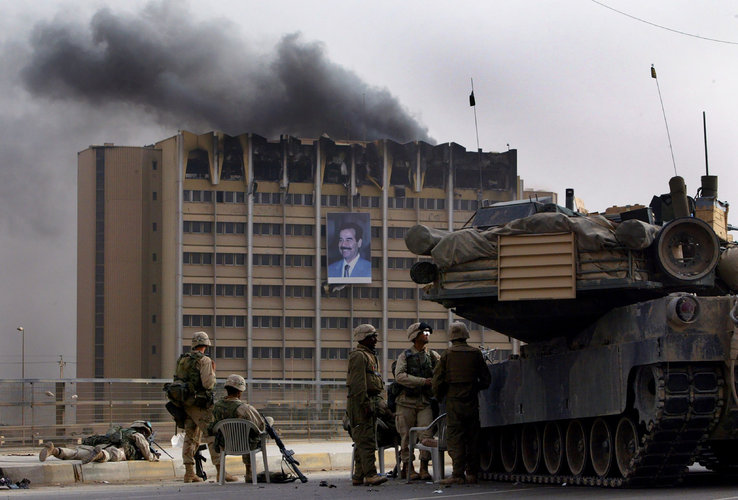 Soldados estadounidenses miran cómo arde el edificio del Ministerio del Transporte en Bagdad, el 9 de abril de 2003. (Foto Prensa Libre: Tyler Hicks/The New York Times).