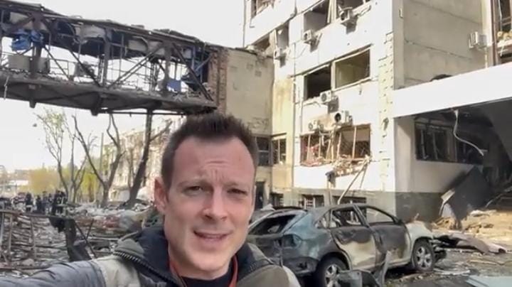 Nate Mook, director de la oenegé World Central Kitchen, muestra imágenes del ataque. (Foto Prensa Libre: Tomada de @natemook)