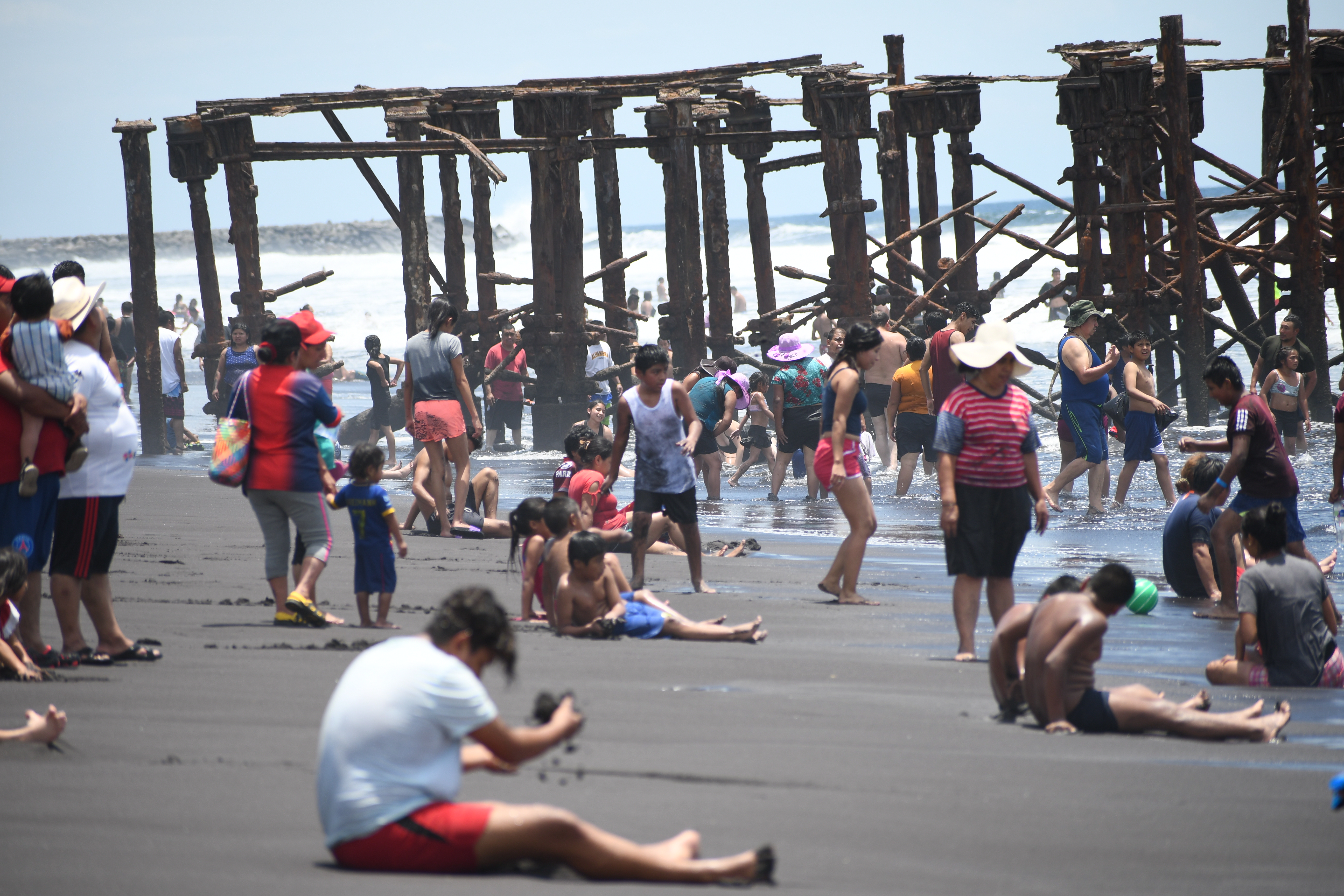 Este 9 y 10 de abril se desplazaron cientos de turistas nacionales y extranjeros a las playas de Escuintla. Foto Prensa Libre: Carlos Paredes. 