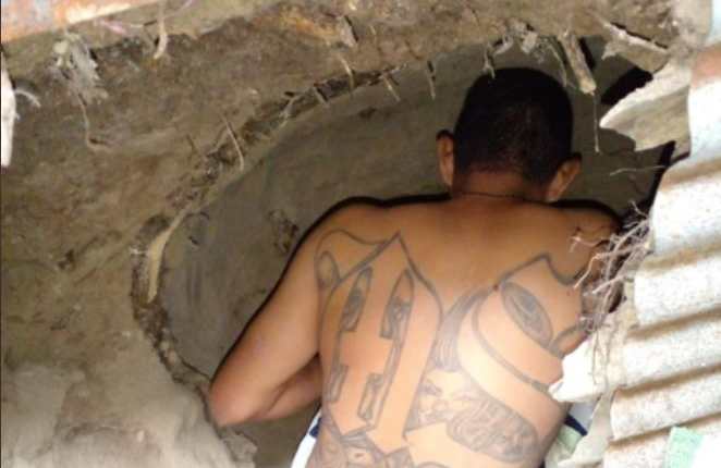 Pandillero intentó evadir a la Policía salvadoreña en un hoyo. (Foto: Policía de El Salvador)