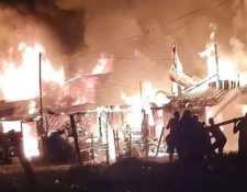 Al menos 12 viviendas fueron consumidas por un incendio en el barrio El Caribe, Morales, Izabal. (Foto Prensa Libre: Ejército de Guatemala)