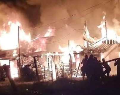 Video: así fue el incendio que consumió al menos 12 viviendas en el barrio El Caribe, Morales, Izabal 