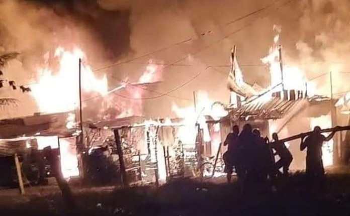 Al menos 12 viviendas fueron consumidas por un incendio en el barrio El Caribe, Morales, Izabal. (Foto Prensa Libre: Ejército de Guatemala)