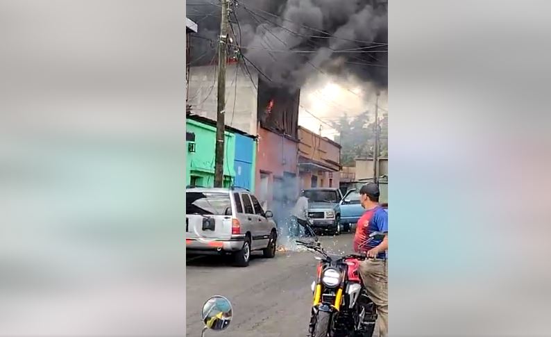 Incendio de grandes proporciones se registró este martes 12 de abril en un taller mecánico y recicladora ubicada en la 10 avenida y 36 calle de la zona 8 de la capital. (Foto Prensa Libre: Captura de video Ciudad Satélite News)