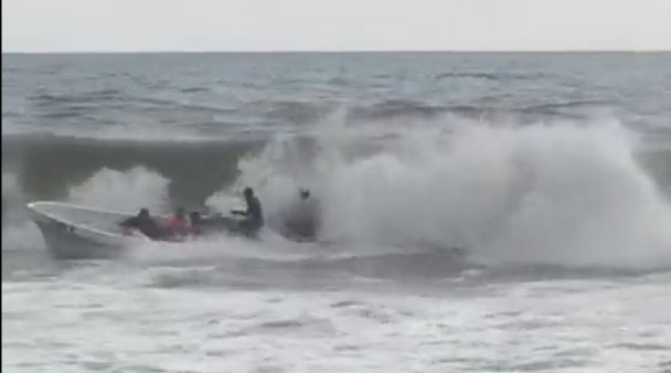 Video | Captan momento exacto en que una ola vuelca una lancha llena de pasajeros en San Marcos