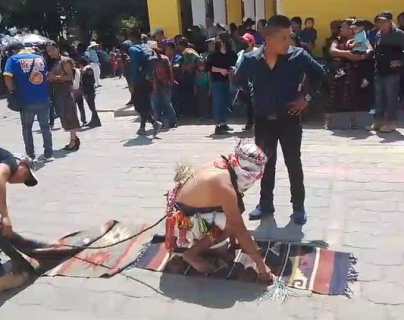 Video: el momento en que “los gateadores” avanzaron de rodillas en San Andrés Sajcabajá para cumplir su penitencia en Viernes Santo