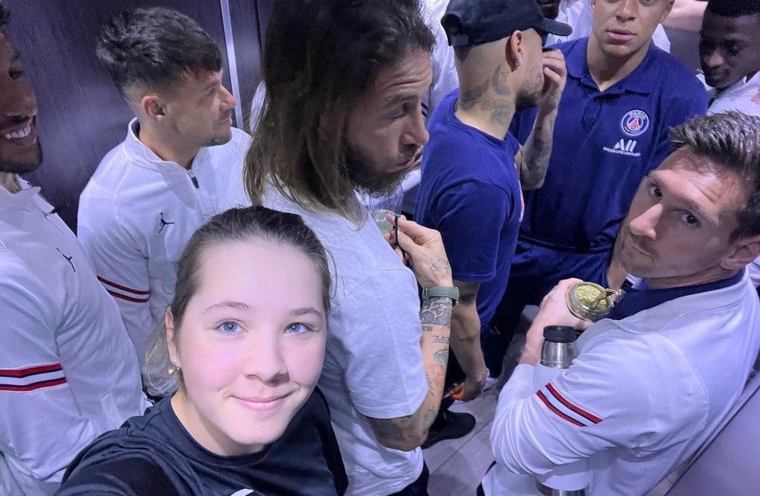 Marta Silchenko se encontró con los jugadores del PSG cuando subió al ascensor. Foto Prensa Libre (Instagram: marta_silchenko_golf)