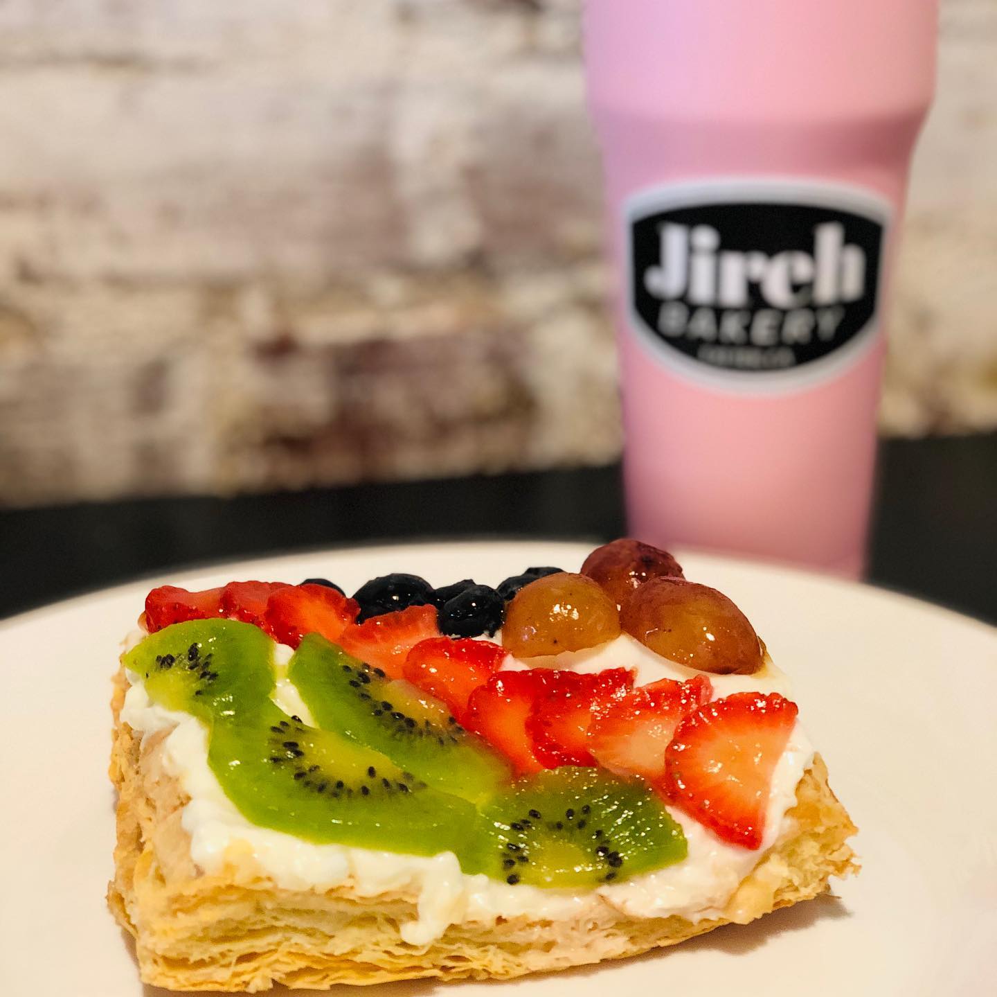 La pastelería vende milhojas en la ciuda de Exeter. (Foto Prensa Libre: Facebook Jireh Bakery)