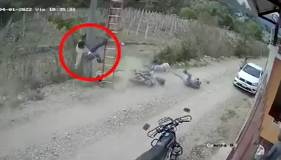 VIDEO | Motorista pierde el control y provoca la caída de un hombre que estaba en una escalera