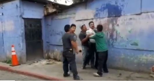 Varios hombres acorralan y golpean a un agente en Sacatepéquez. (Foto: captura de video/El Express/Twitter)