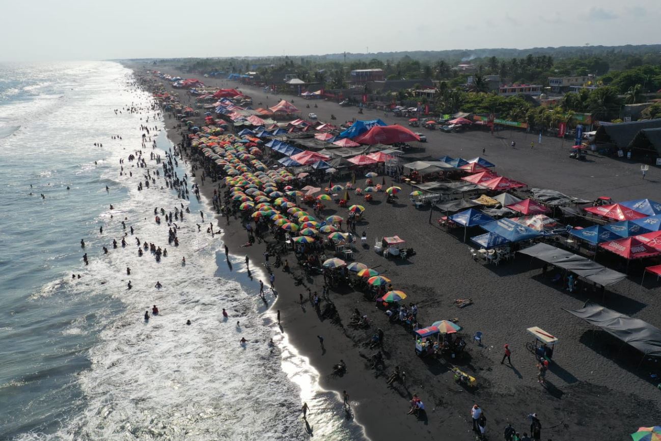 Miles de personas se desplazaron a las playas de Guatemala por el descanso de Semana Santa. (Foto Prensa Libre: Carlos Hernández)