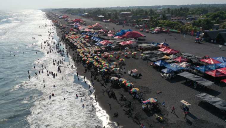 Miles de personas se desplazaron a las playas de Guatemala por el descanso de Semana Santa. (Foto Prensa Libre: Carlos Hernández)