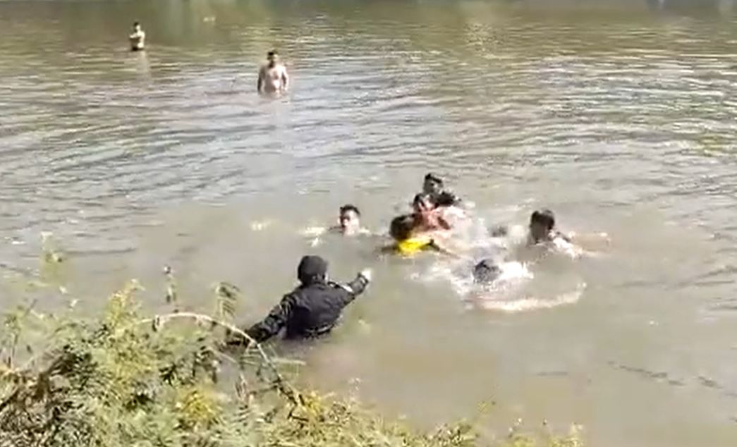 Policías rescatan a una persona que se ahogaba en Río Grande, Zacapa. (Foto Prensa Libre:  PNC)