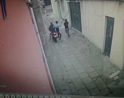 Video: el momento en que motoladrones asaltan a una mujer en la zona 7 capitalina mientras vecinos eran entrevistados