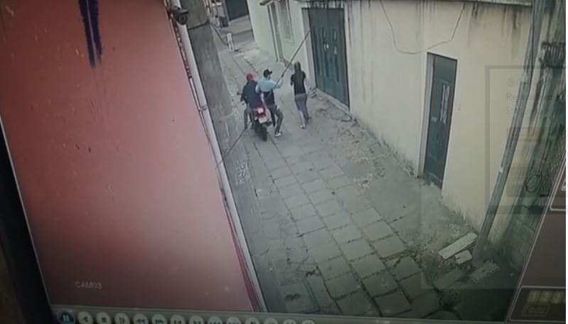Video: el momento en que motoladrones asaltan a una mujer en la zona 7 capitalina mientras vecinos eran entrevistados
