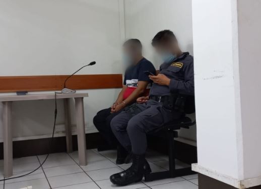 Selvin Omar de Jesús del Cid Sandoval, en el juzgado en donde fue ligado a proceso por pornografía infantil. (Foto Prensa Libre: MP)
