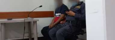 Selvin Omar de Jesús del Cid Sandoval, en el juzgado en donde fue ligado a proceso por pornografía infantil. (Foto Prensa Libre: MP)
