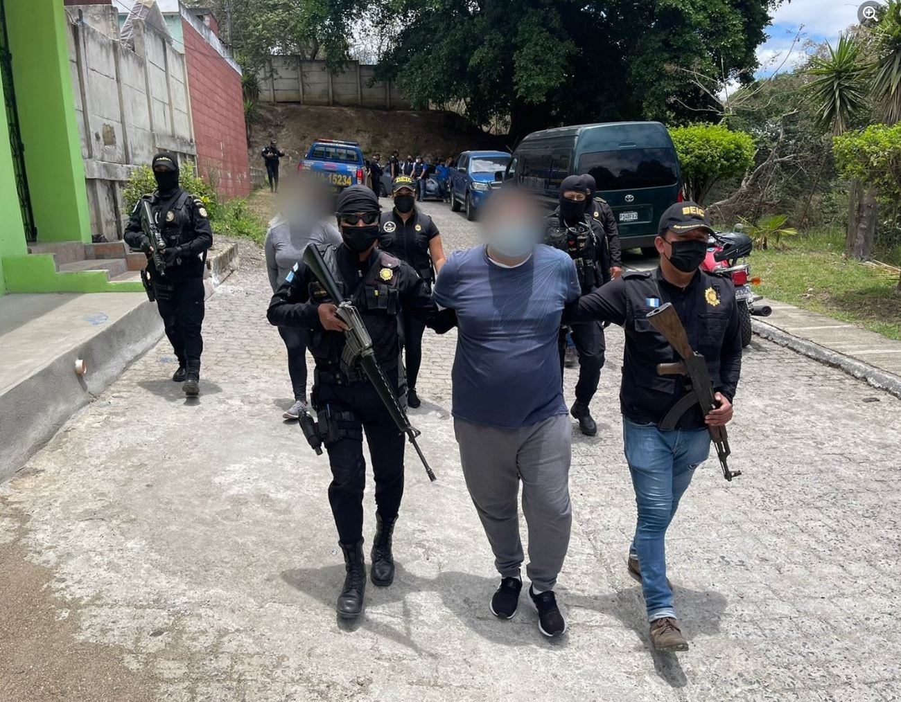 Agentes de la PNC capturan a banda denominada "Crimen Organizado", dedicada al sicariato y extorsión. (Foto Prensa Libre: PNC)