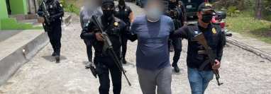 Agentes de la PNC capturan a banda denominada "Crimen Organizado", dedicada al sicariato y extorsión. (Foto Prensa Libre: PNC)