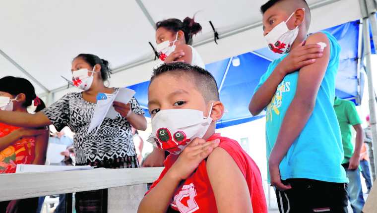 Miles de niños solo cuentan con la primera dosis de la vacuna contra el coronavirus, pero el Gobierno asegura que tienen la capacidad de completar el esquema. (Foto Prensa Libre: )