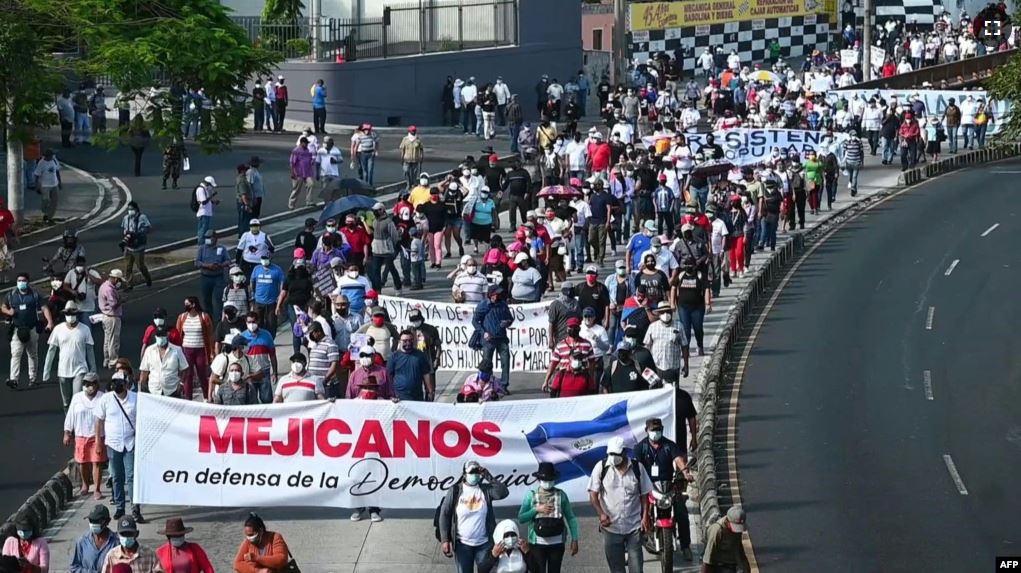 ARCHIVO - Miles de manifestantes salieron a las calles de San Salvador, el 1 de mayo de 2021, para protestar contra lo que ven como una deriva autoritaria y corrupción en el país, días después de que Estados Unidos sancionara a un colaborador del presidente Nayib Bukele.
