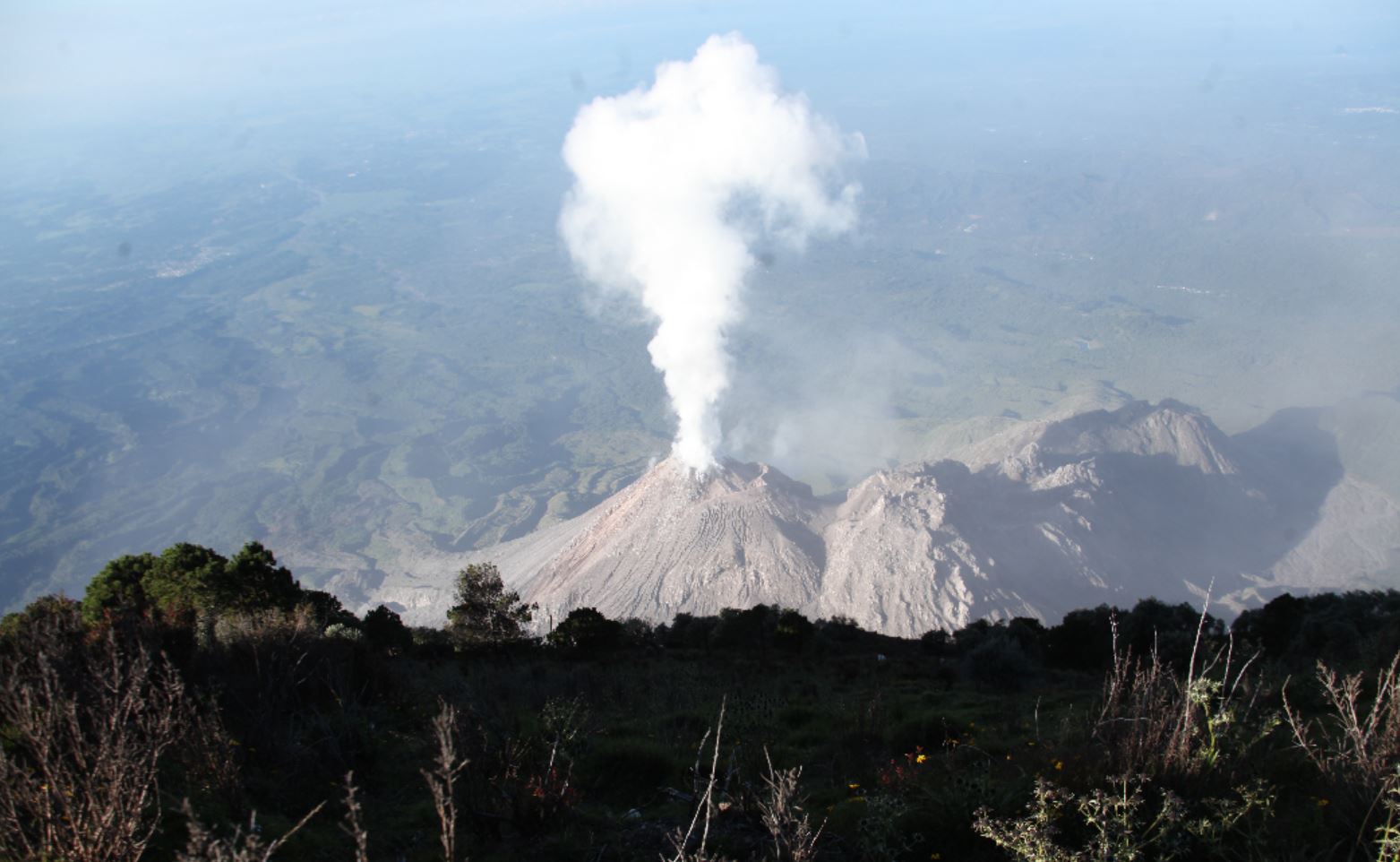 El domo Caliente del volcán Santiaguito, visto desde la cima del volcán Santa María. (Foto Prensa Libre: Luis Machá)
