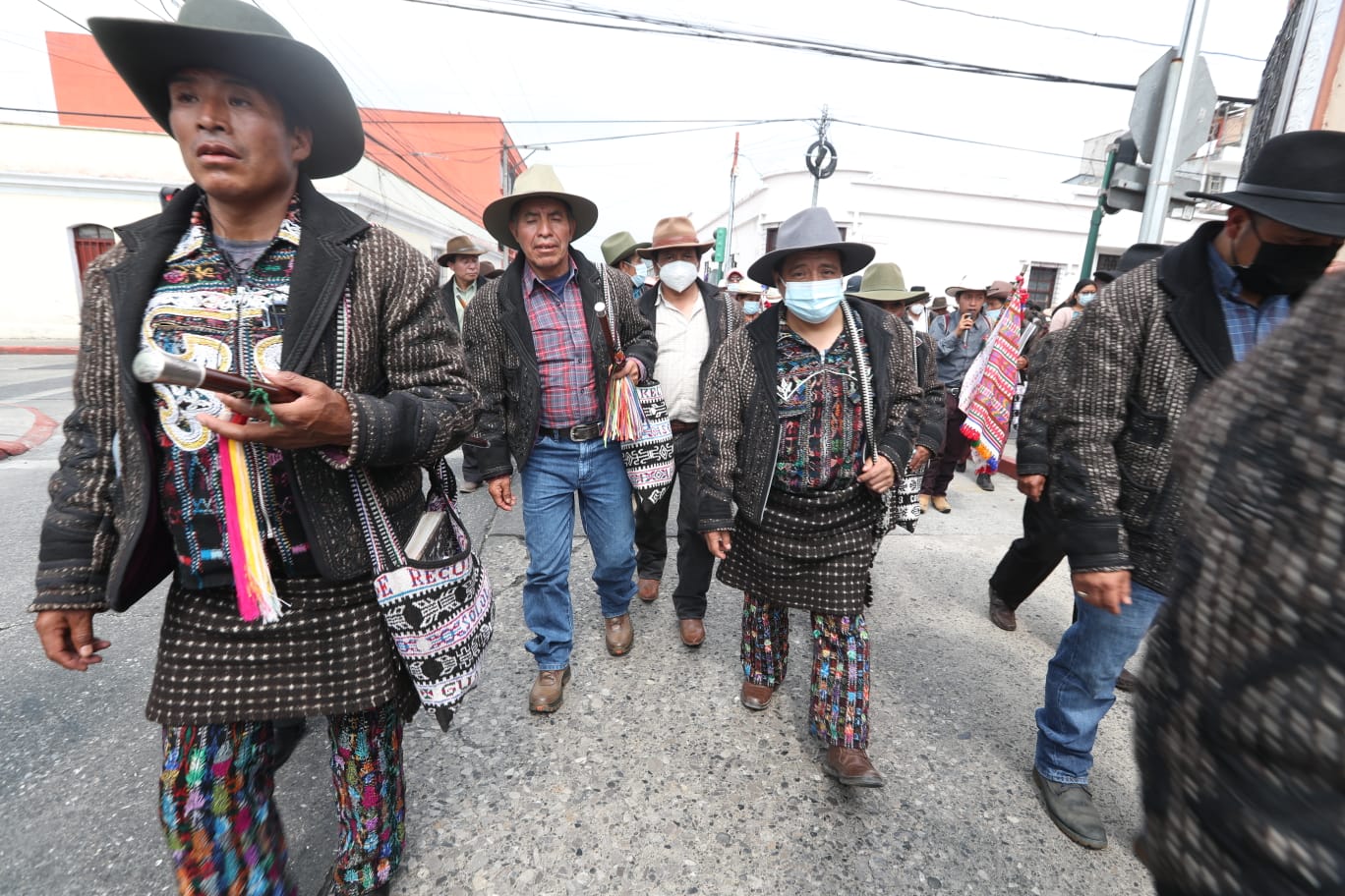 Autoridades indígenas del occidente del país manifiestan frente al Congreso y Casa Presidencial en contra de la reelección de la fiscal general María Consuelo Porras. (Foto Prensa Libre: Roberto Sánchez) 