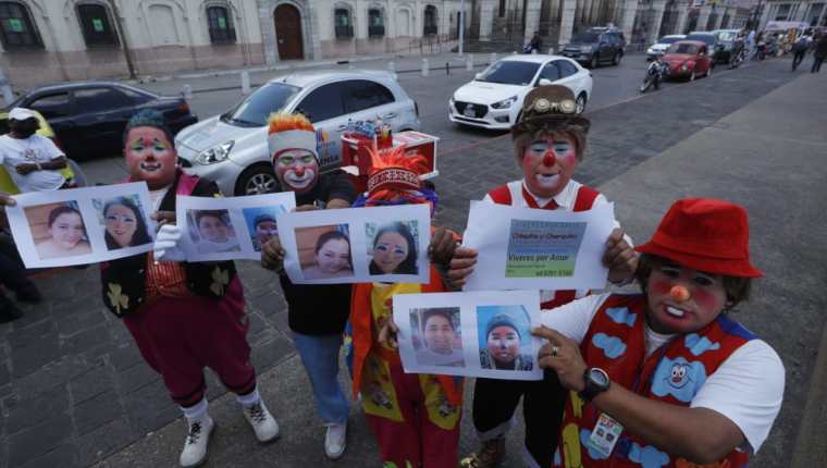Asociaciones y sindicatos de payaso exigen una investigación por la desaparición de sus colegas “Charquito” y “Chispita”. (Foto Prensa Libre: Esbin García)