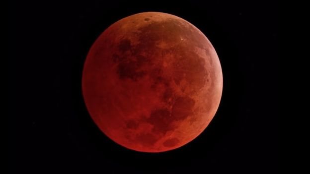 Durante un eclipse lunar total, la luz del sol es filtrada por la atmósfera de la Tierra y por ello la Luna se torna de una tonalidad anaranjada.